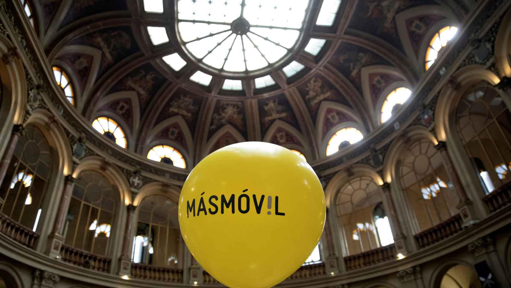 Imagen de un globo con el logo de MásMóvil en la Bolsa de Madrid.