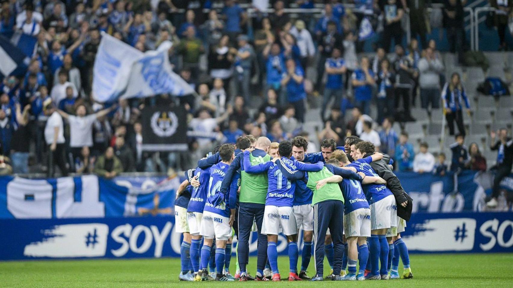 Piña del Real Oviedo en el partido frente al Albacete de esta temporada