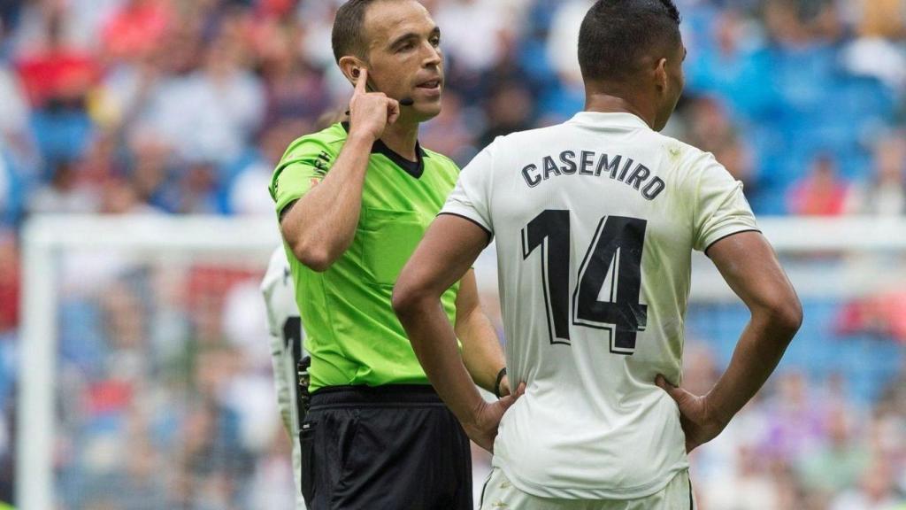 Guillermo Cuadra Fernández, esperando la decisión del VAR junto a Casemiro