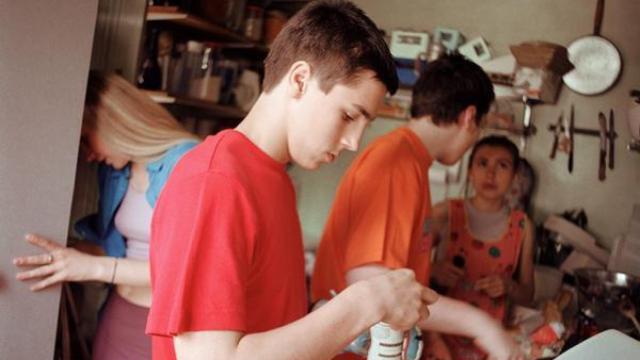 Adolescentes cocinando.