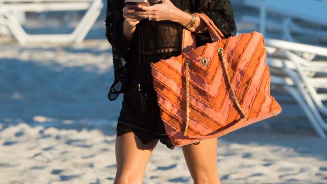 Una modelo paseando por la playa.