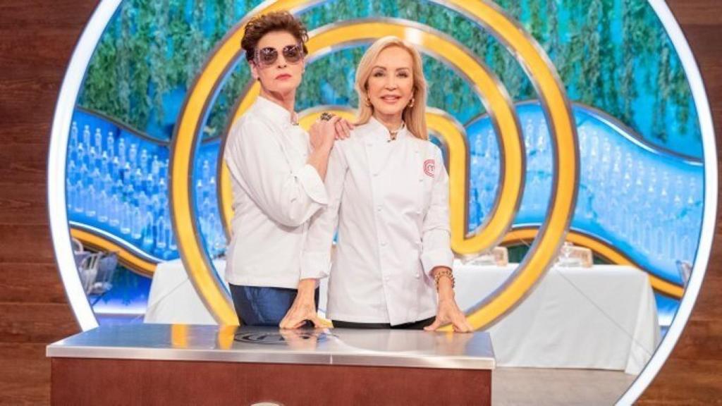 Carmen Lomana y Antonia Dell'Atte durante su visita a 'MasterChef'.