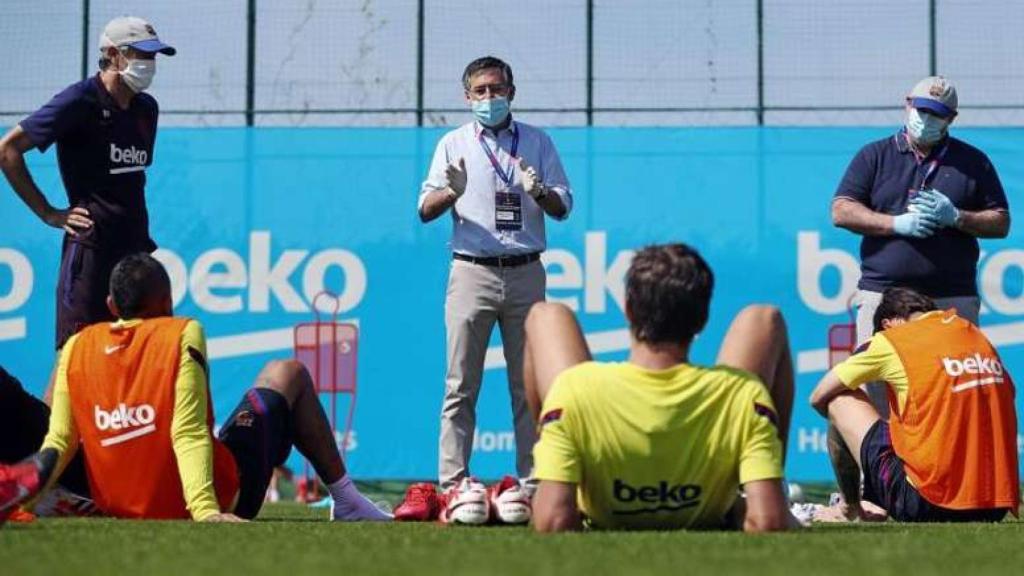 Josep María Bartomeu, durante un entrenamiento de la plantilla del Barcelona