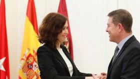 Foto de Isabel Díaz Ayuso con Emiliano García-Page que la presidente madrileña usó para felicitar a nuestra comunidad el Día de la Región