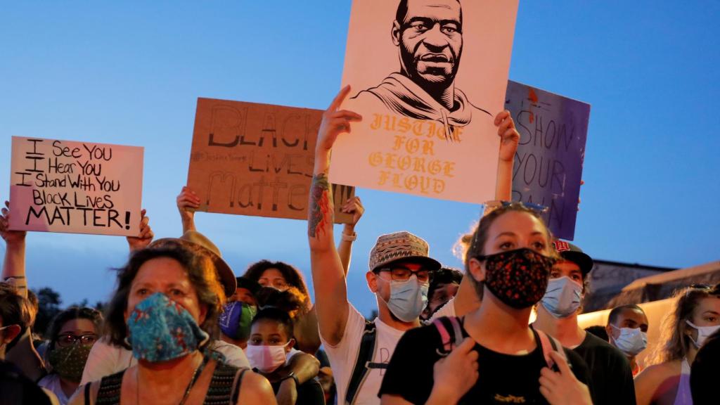 Manifestantes en Mineápolis piden justicia tras el asesinato de George Floyd.