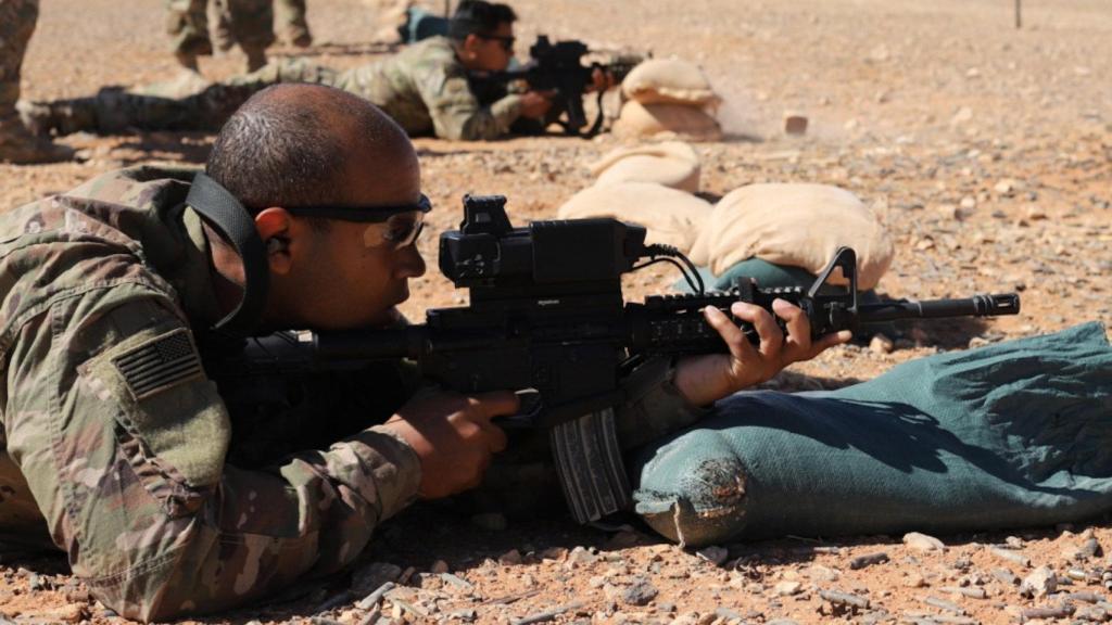 Un soldado estadounidense, probando mirillas inteligentes