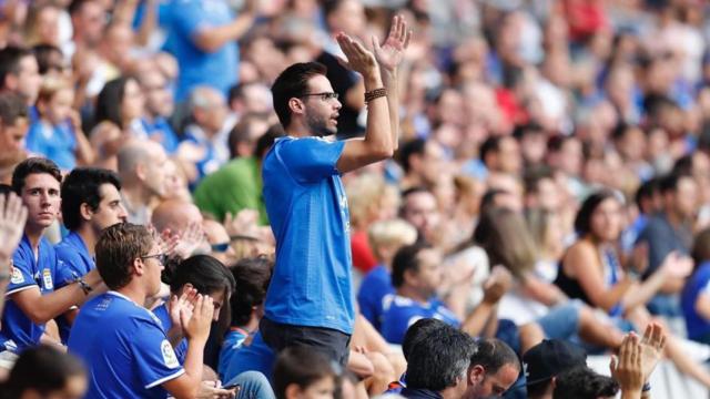 Aficionados del Oviedo en el Carlos Tartiere.