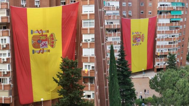 La bandera de 100 metros cuadrados que izó un grupo de vecinos.