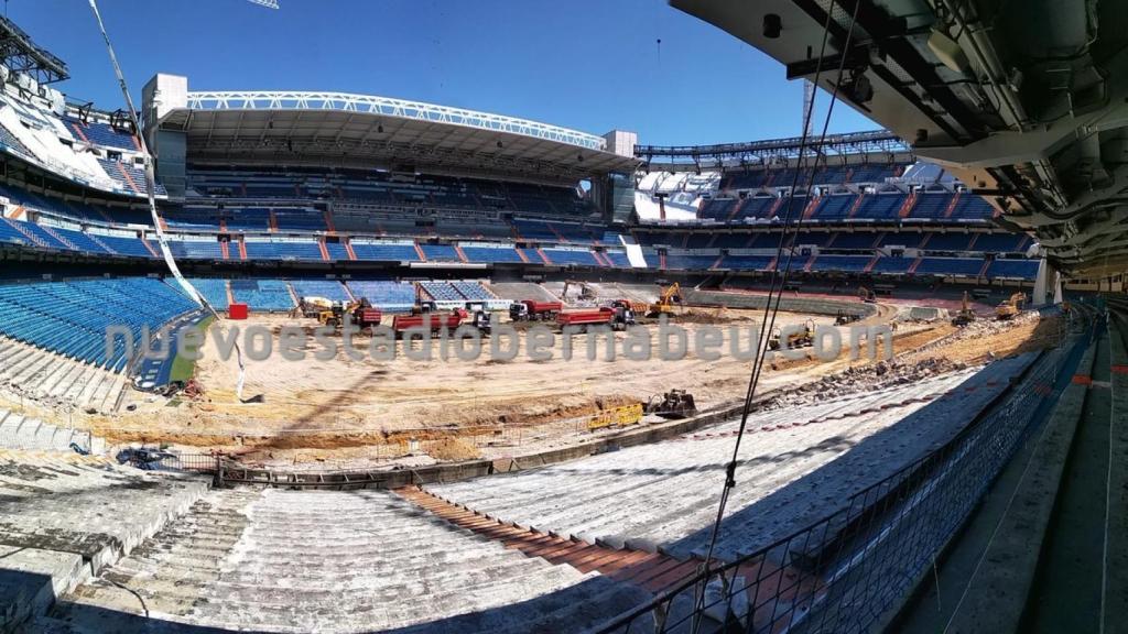 El césped del Santiago Bernabéu levantado en la reforma del estadio del Real Madrid