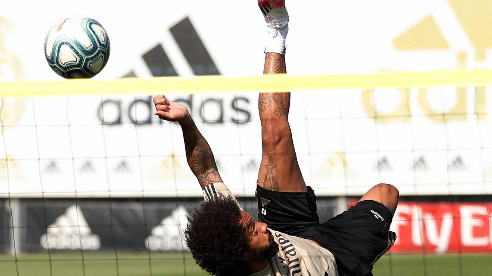 Marcelo, haciendo una chilena en el entrenamiento