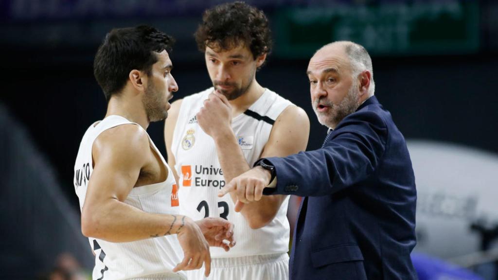 Facundo Campazzo y Sergio Llull, junto a Pablo Laso