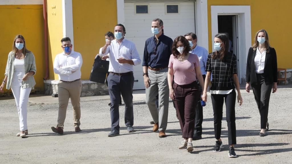 Felipe y Letizia han visitado una granja junto a Isabel Díaz Ayuso.