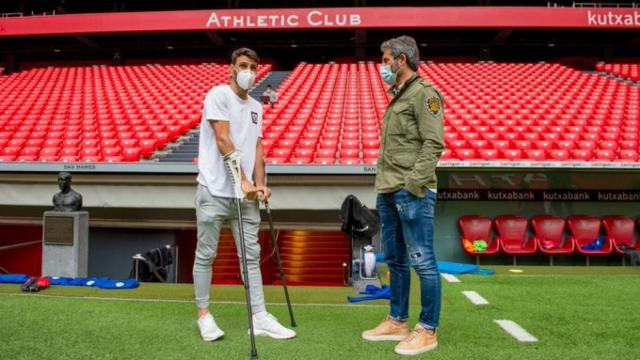 Aritz Aduriz, con muletas, visita el entrenamiento del Athletic en San Mamés