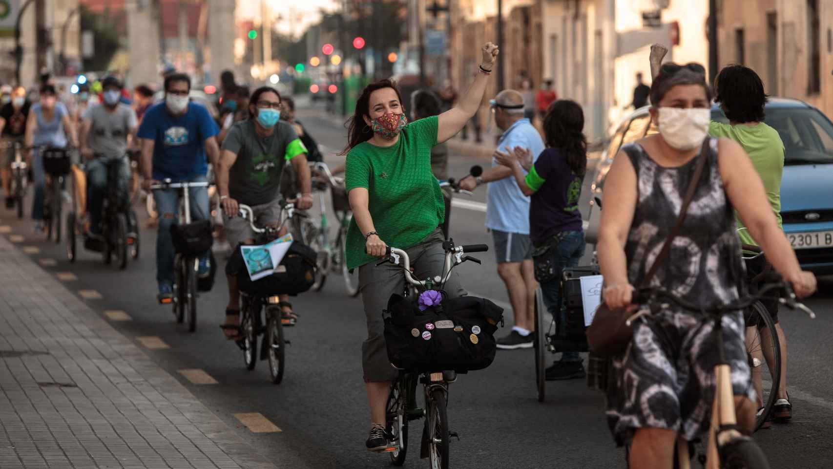 Un centenar de bicicletas formaron este miércoles una cadena en Valencia para reivindicar su uso como transporte.