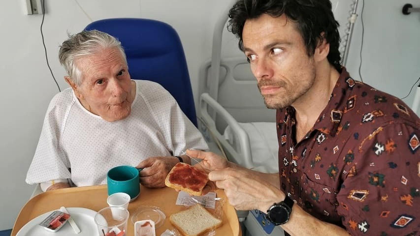 Octavi Pujades junto a su padre, Joan, en el hospital.