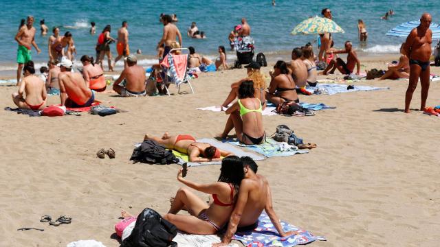 Unos bañistas en Las Palmas de Gran Canarias.