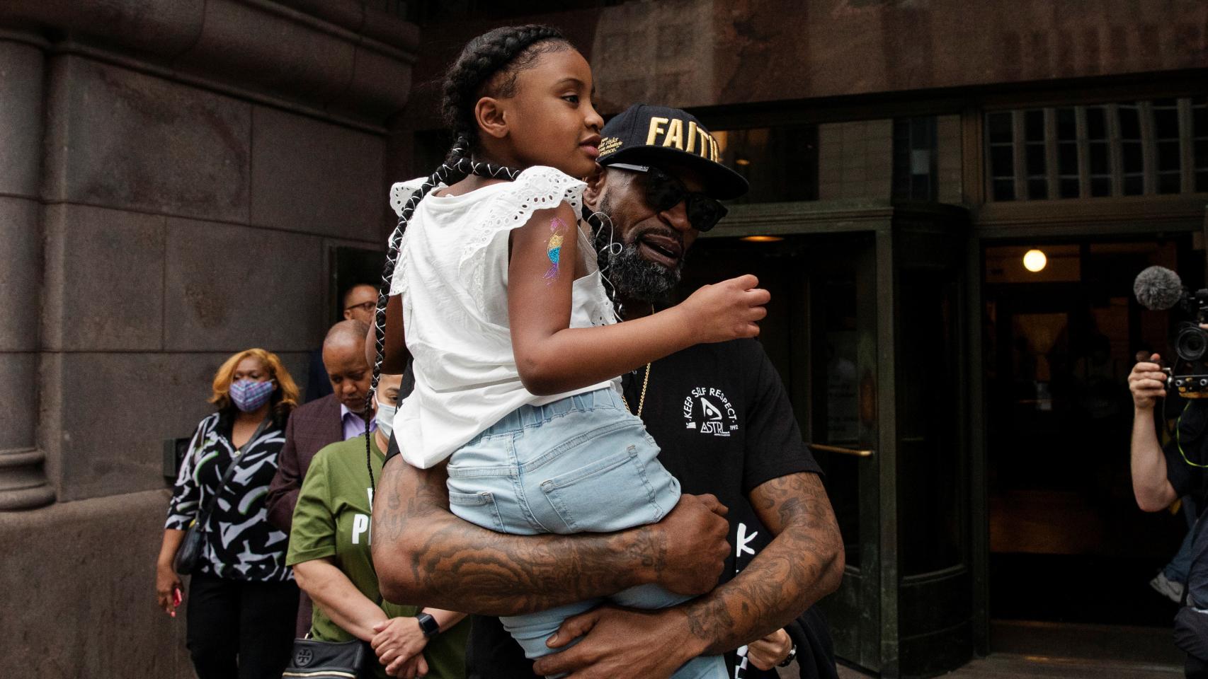 Stephen Jackson, con la hija de George Floyd en brazos