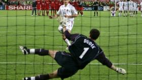 Dudek, durante la final de la Champions 2005