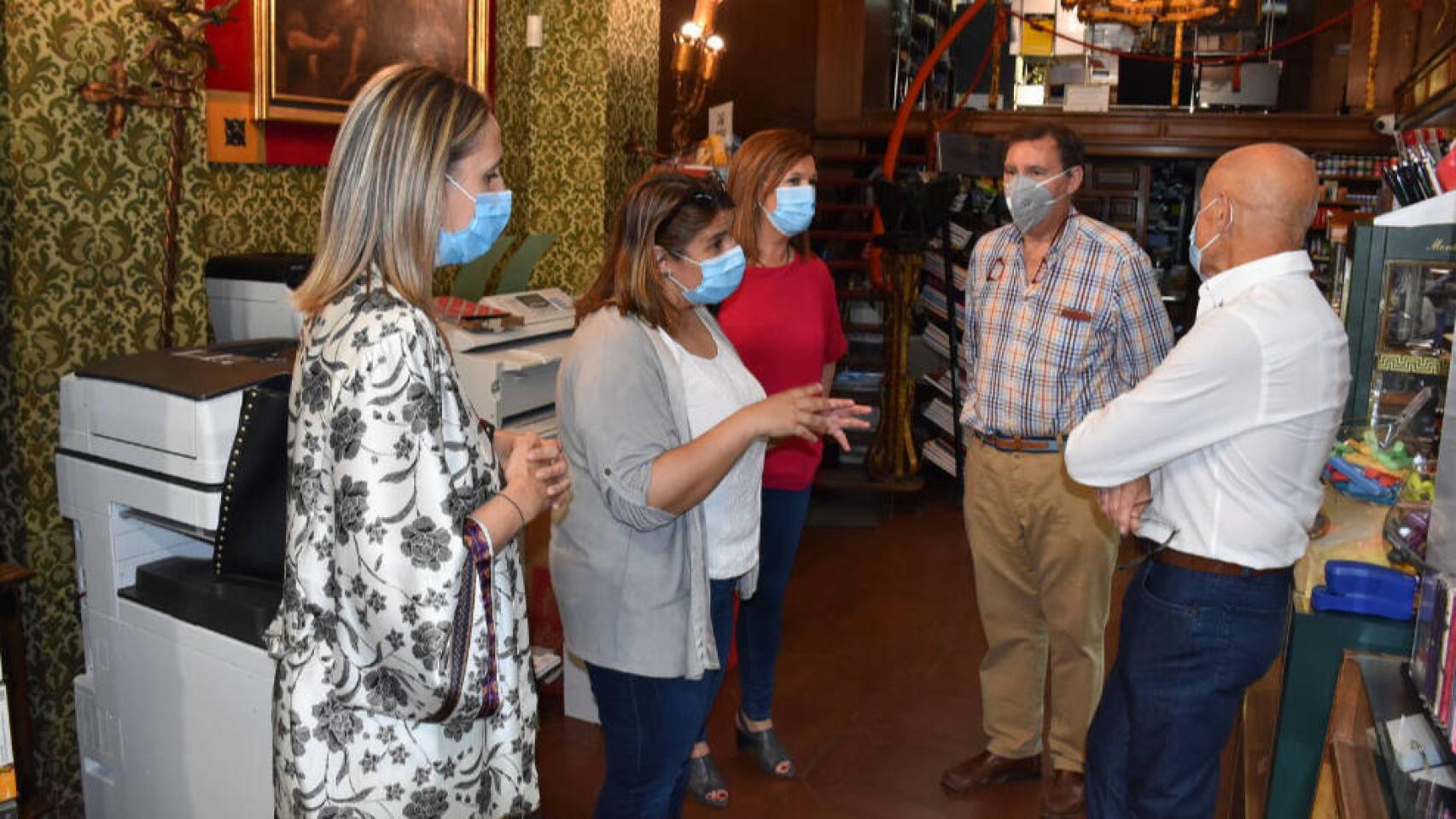 La alcaldesa de Talavera, Tita García Élez, ha visitado este miércoles a los comerciantes de la ciudad