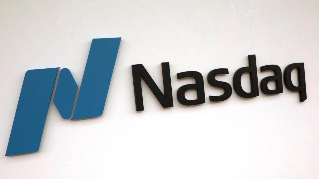 Logotipo del mercado Nasdaq en sus oficinas.