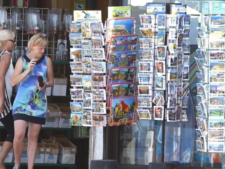 Turistas en una tienda de 'souvenir'