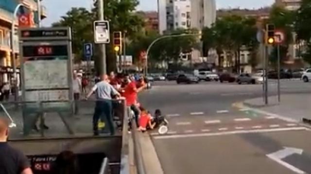 El momento de la agresión a las dos chicas de 'Barcelona con la Selección'