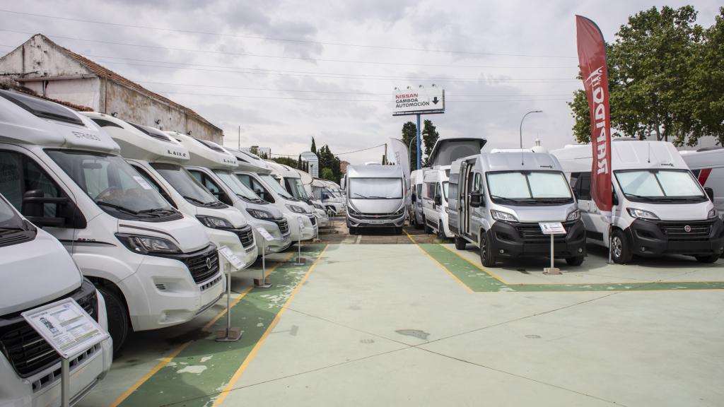 Una de las explanadas de Comercial Caravaning.