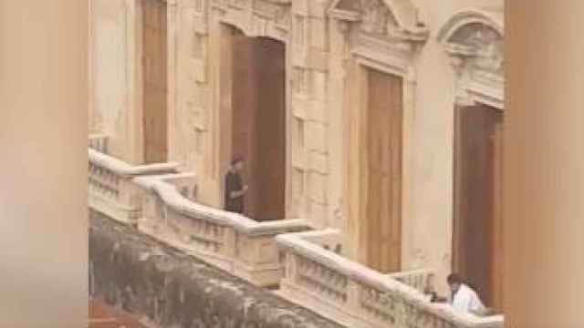 Ronaldinho, en el balcón del hotel donde cumple arresto domiciliario