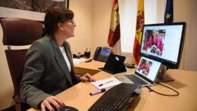 Videoconferencia mantenida por la consejera de Igualdad y portavoz de la Junta, Blanca Fernández, junto al resto del equipo directivo de la Consejería