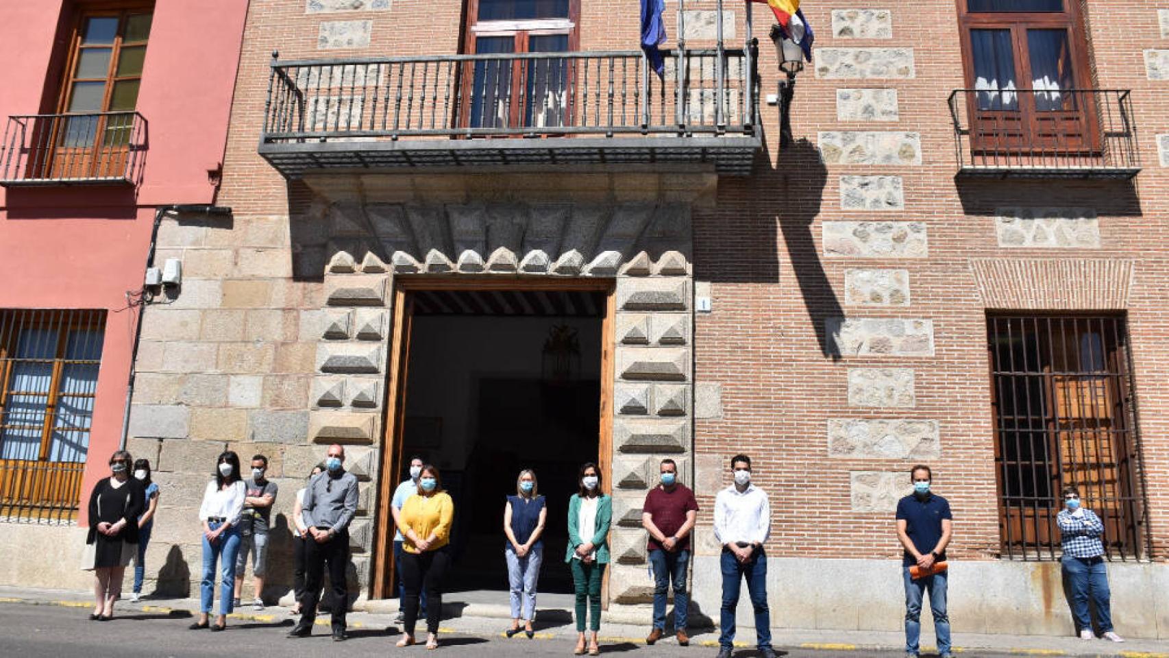 Una imagen del minuto de silencio celebrado a las puertas del Ayuntamiento de Talavera con la única presencia de los concejales socialistas