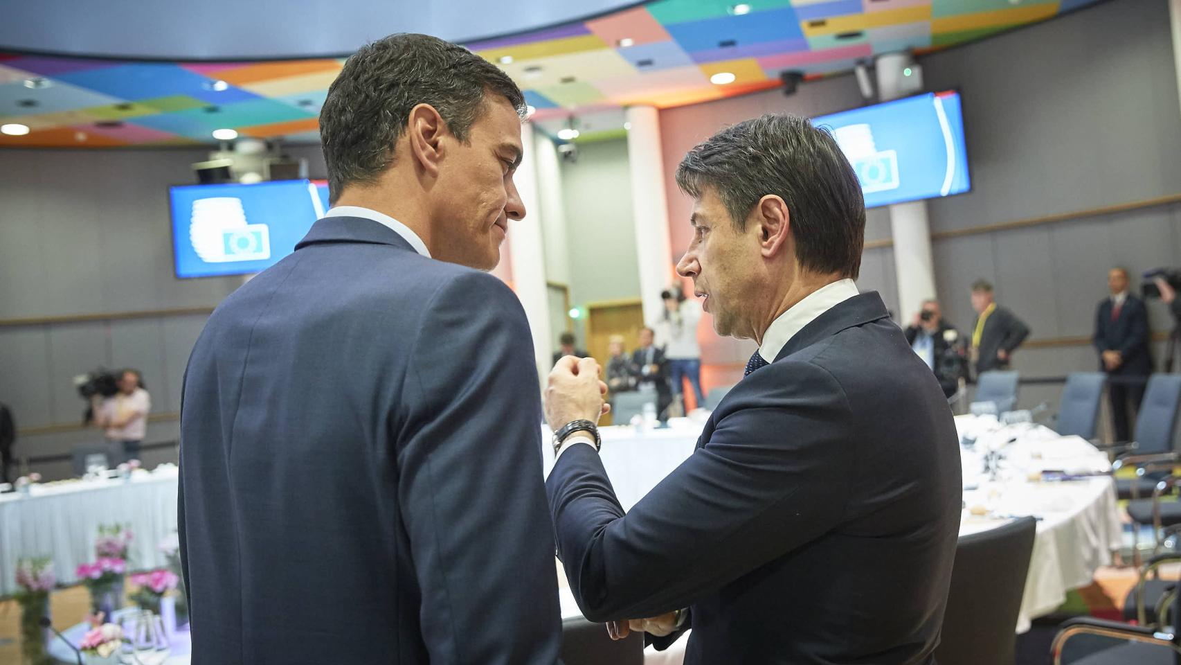 Pedro Sánchez y Giuseppe Conte conversan en una reunión del Consejo Europeo