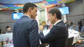 Pedro Sánchez y Giuseppe Conte conversan en una reunión del Consejo Europeo