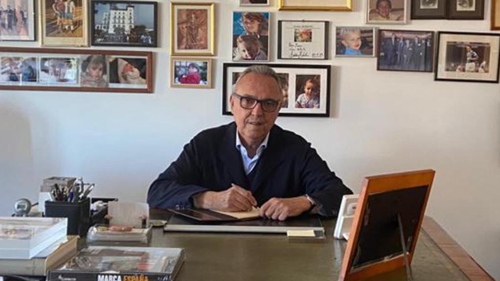 Joan Gaspart, en su despacho, fotografiado por su mujer durante el confinamiento.