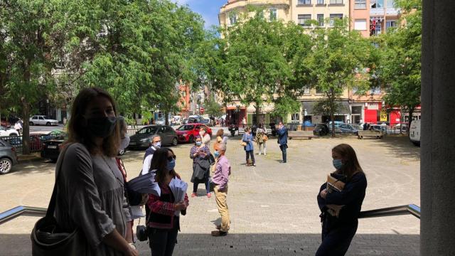 Procuradores esperando a sellar sus escritos en el antiguo edificio de la Audiencia.