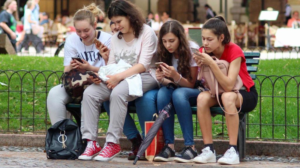 Niñas adolescentes móviles teléfono