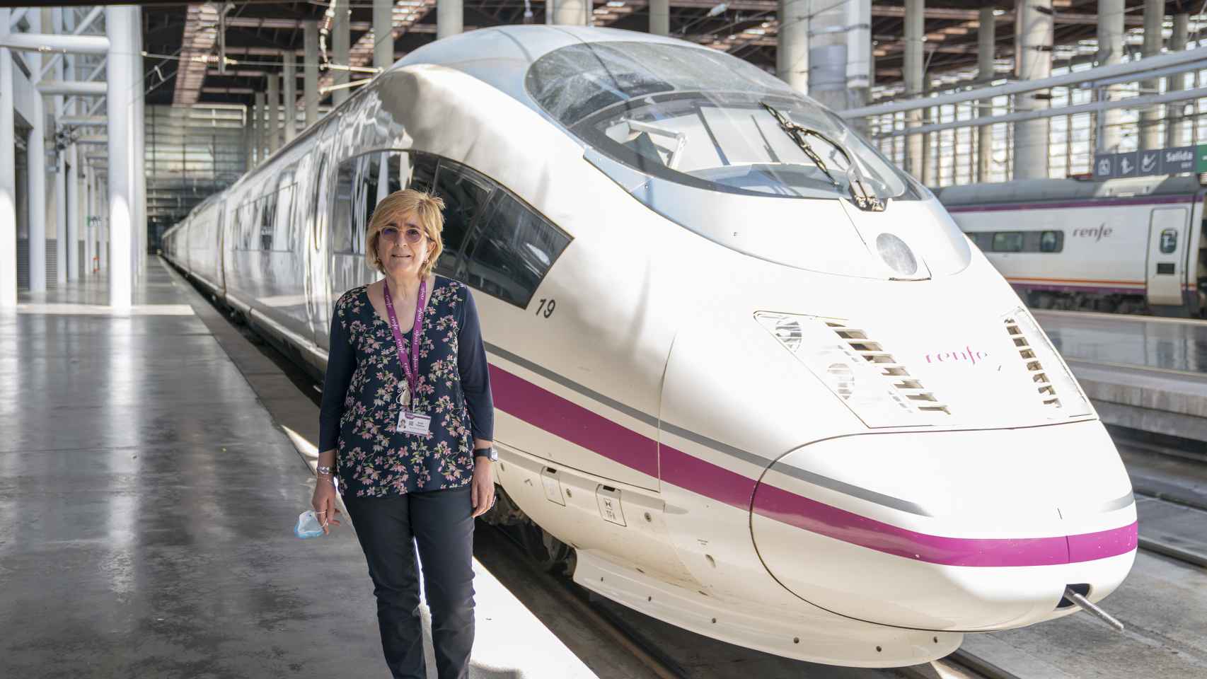 Teresa Rey frente al modelo de tren que tiene el récord de velocidad en España.