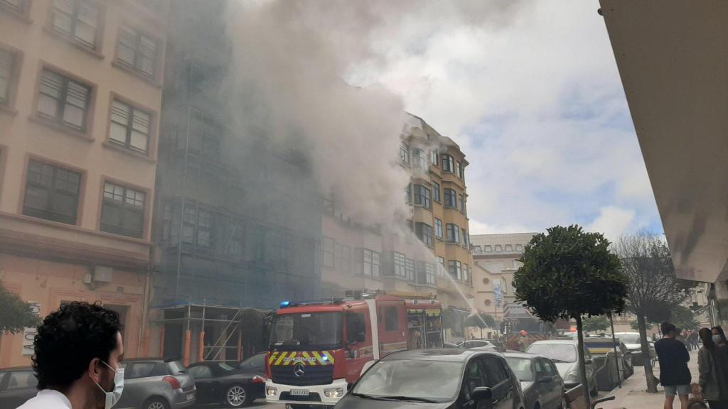 Un edificio de la calle Alfredo Vicenti de A Coruña, desalojado por un incendio en un piso