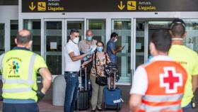 Dos viajeros reciben instrucciones de los servicios de emergencias tras aterrizar en Lanzarote.