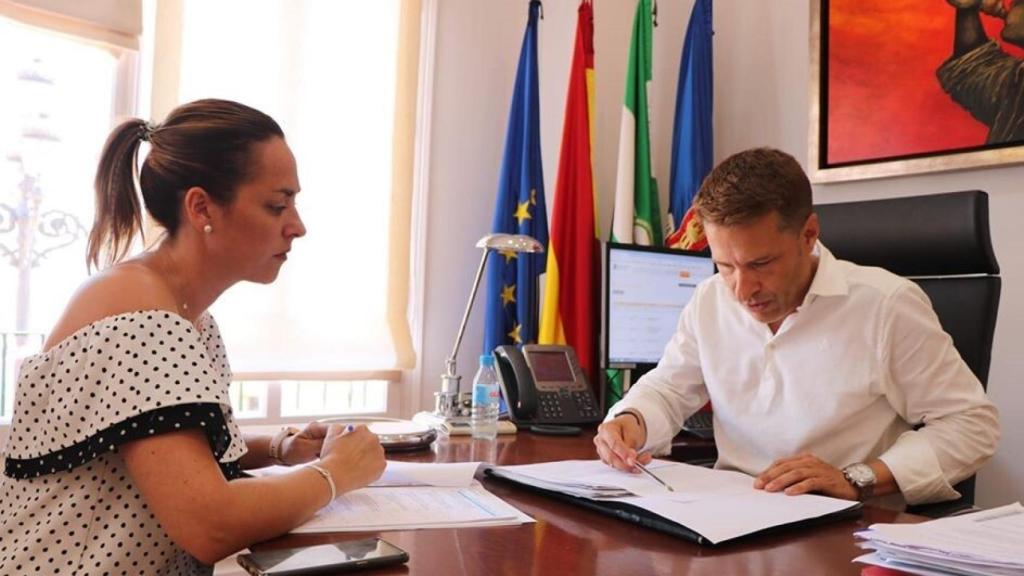 El alcalde de Torrox, Óscar Medina, y la delegada de Hacienda, Paula Moreno, en una imagen de archivo.