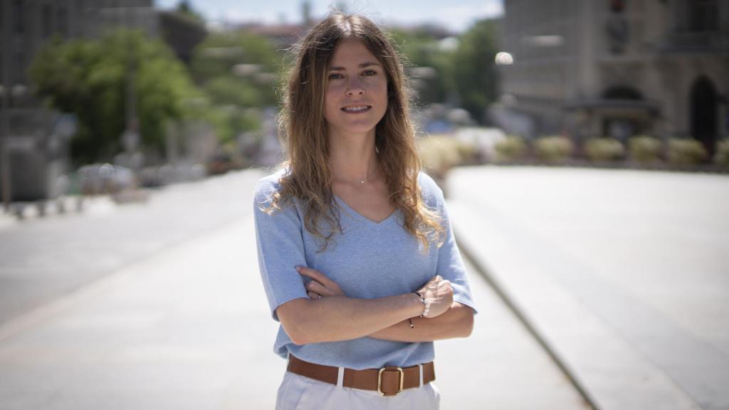 Bea Fanjul posa para EL ESPAÑOL en la Carrera de San Jerónimo, frente al Congreso de los Diputados.