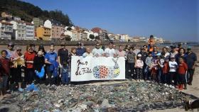 La organización Mar de Fábula en una jornada de recogida de plástico