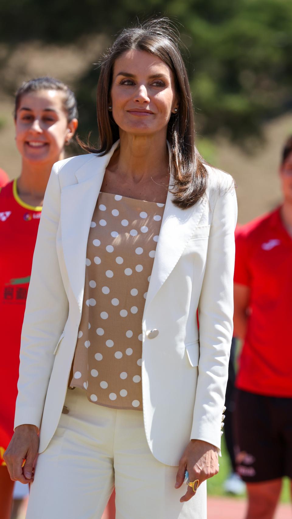 La reina Letizia con Carolina Marín al fondo.