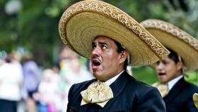 Un grupo de mariachis canta en la calle.