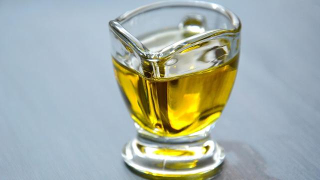 Un vasito con aceite de orujo de oliva.