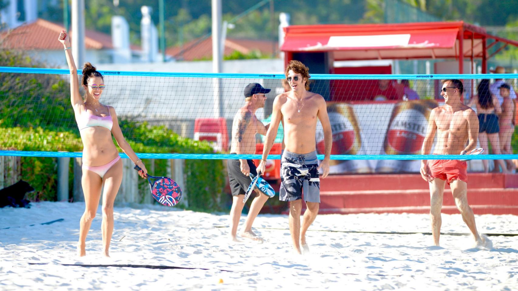 La modelo brasileña Alessandra Ambrosio jugando en la playa.