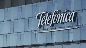 Rótulo con el logotipo de Telefónica en su sede central.