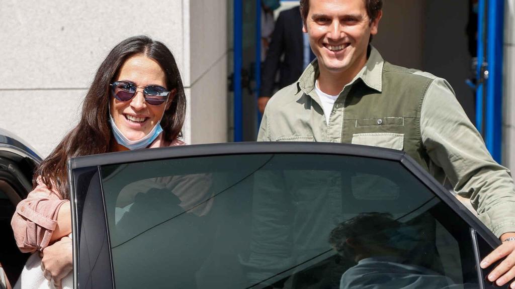 Malú y Albert se han mostrado sonrientes a la salida del hospital.