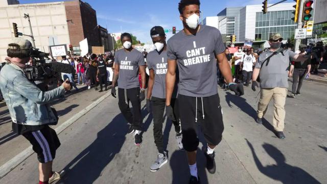 Giannis Antetokounmpo y las estrellas de los Bucks se unen a las protestas contra el racismo