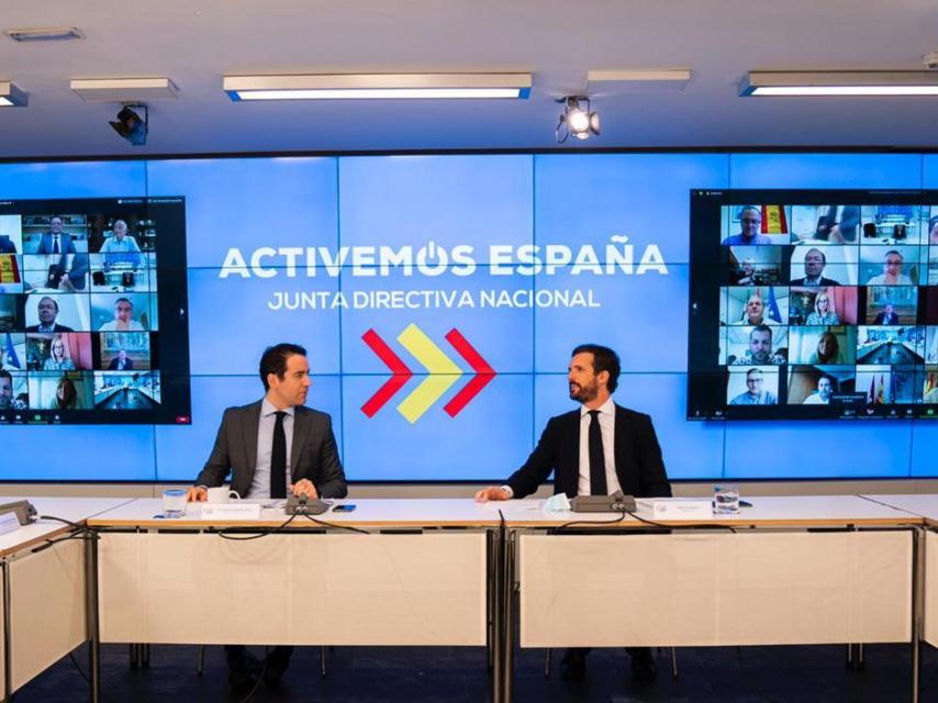 El presidente del PP, Pablo Casado, junto con el secretario general, Teodoro García, este lunes en la Junta Directiva Nacional.