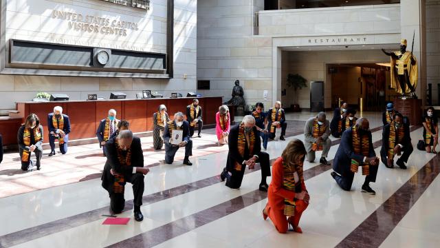 Nancy Pelosi se arrodilla en honor a George Floyd.